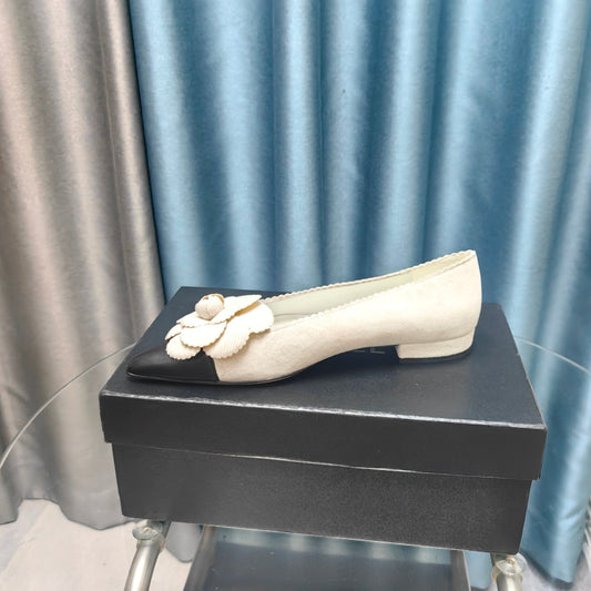 CHANEL BALLET FLAT IN WHITE SUEDE AND BLACK CALFSKIN WITH FLOWER
