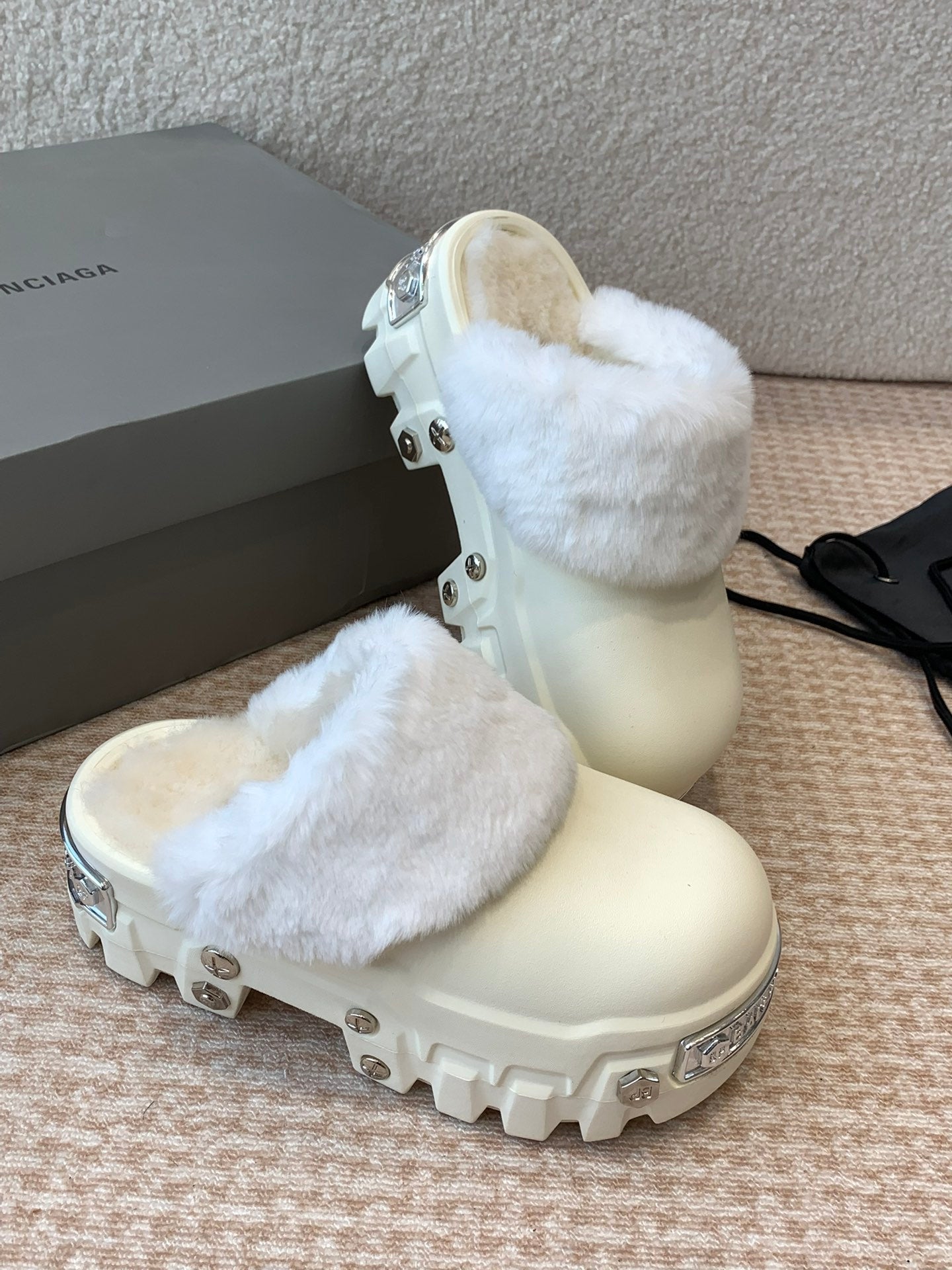 Balanciaga PLATFORM MULES IN BEIGE RUBBER MIX RABBIT FUR SILVER HARDWARE