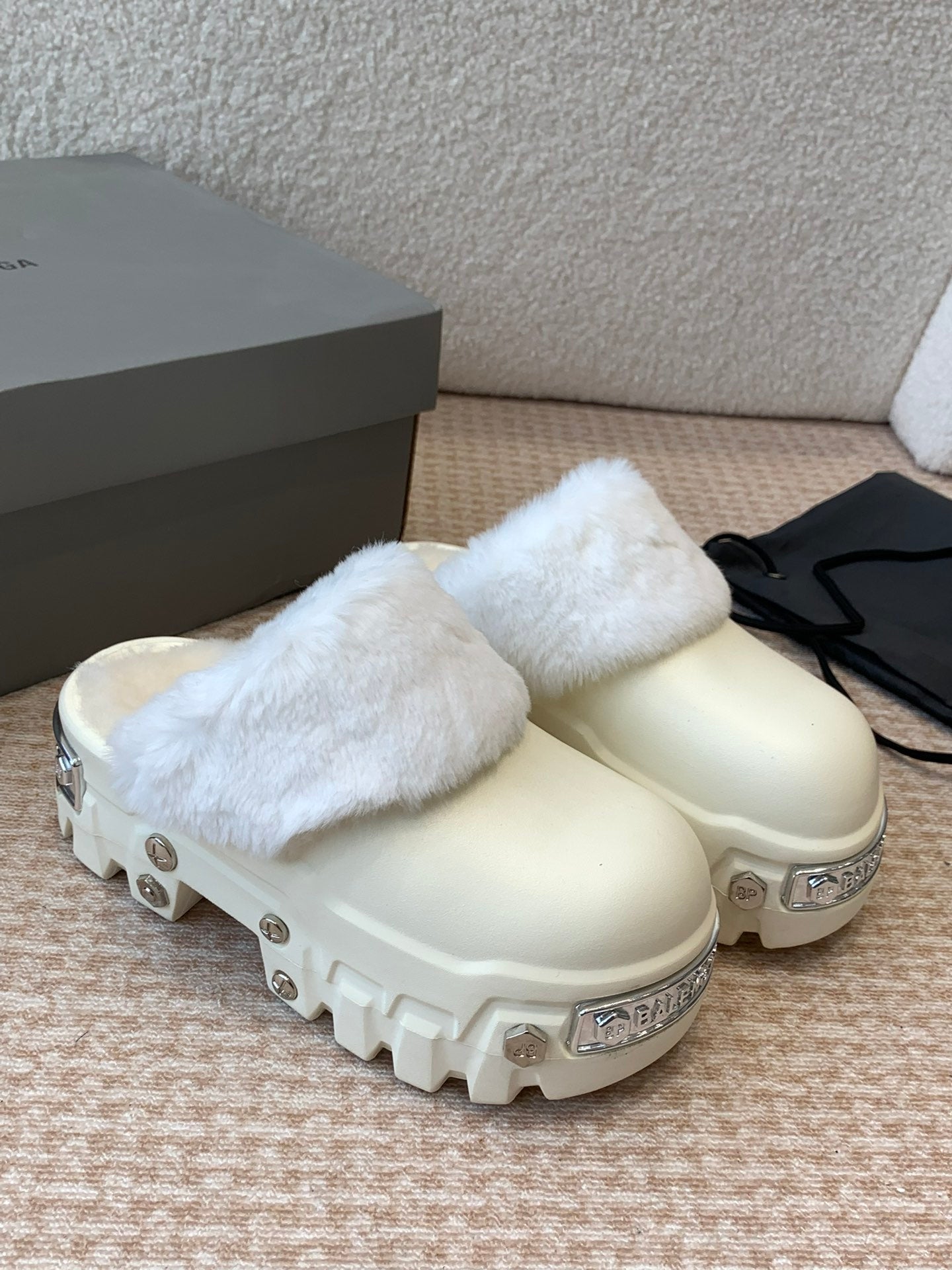 Balanciaga PLATFORM MULES IN BEIGE RUBBER MIX RABBIT FUR SILVER HARDWARE