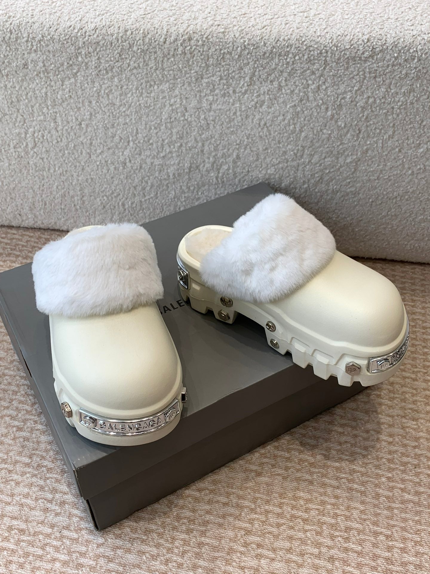 Balanciaga PLATFORM MULES IN BEIGE RUBBER MIX RABBIT FUR SILVER HARDWARE