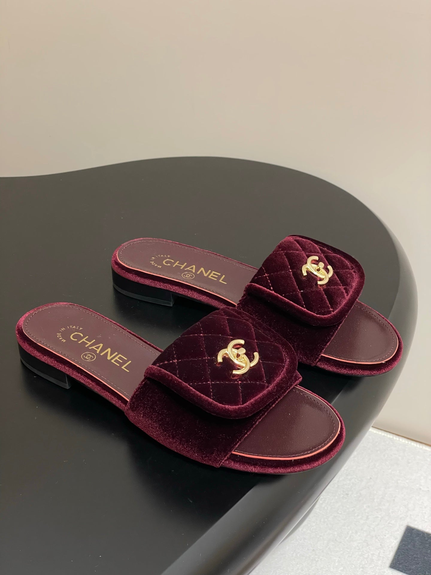 CHANEL 25F Slide Quilted