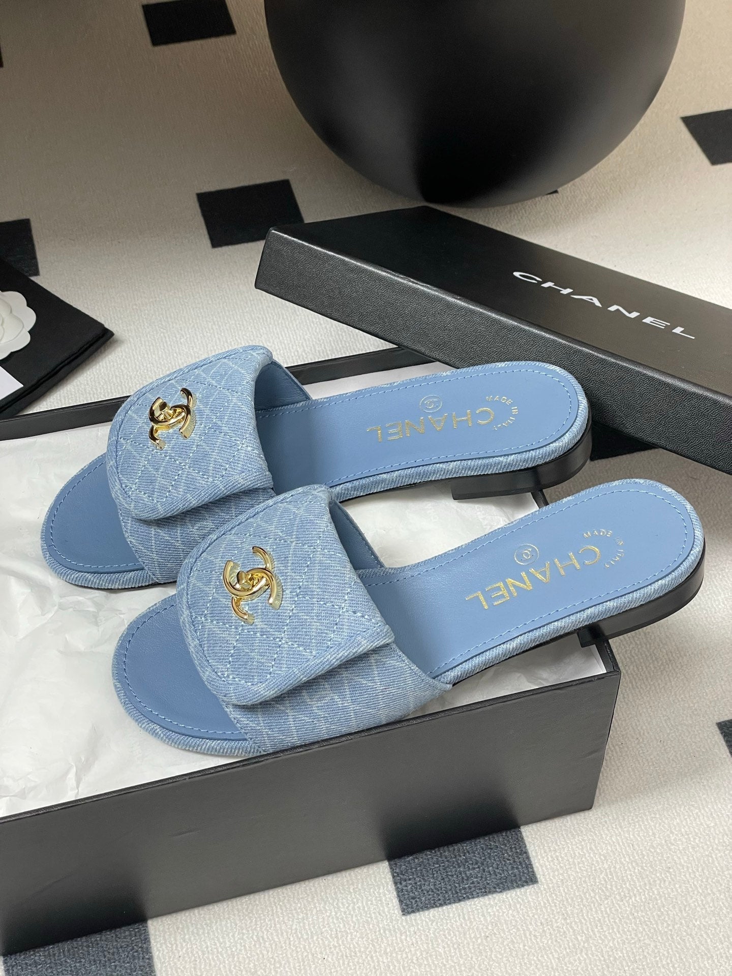 CHANEL 25F Slide Quilted