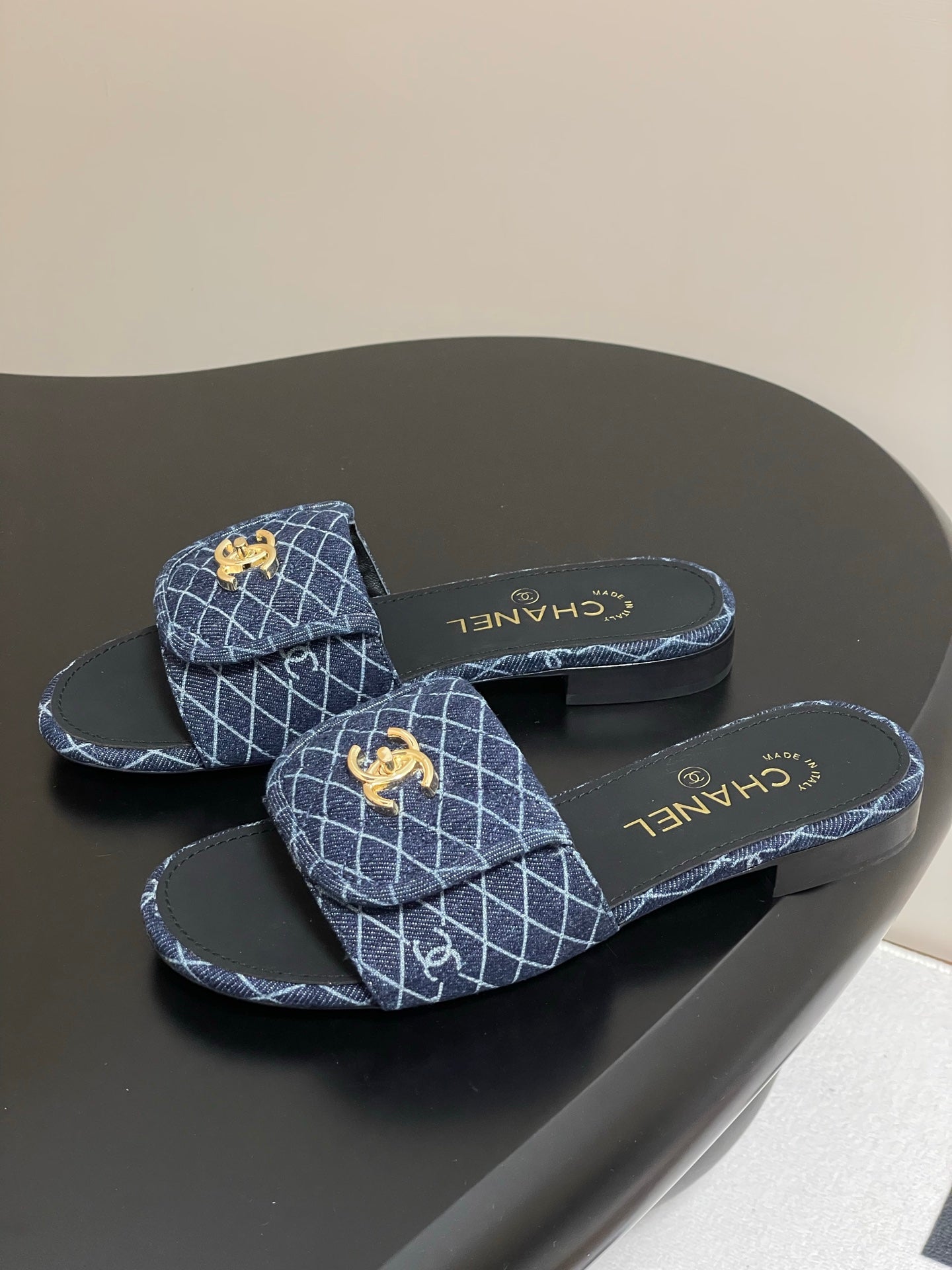 CHANEL 25F Slide Quilted
