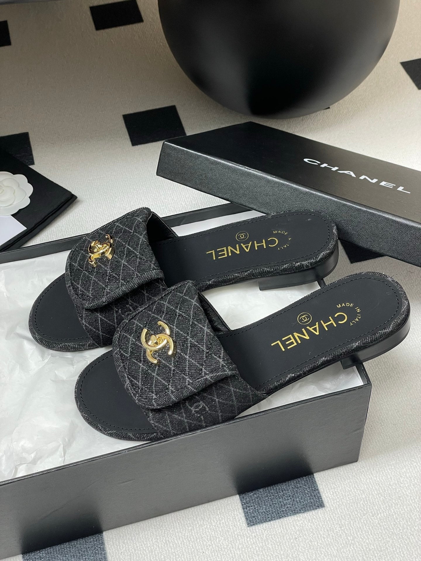 CHANEL 25F Slide Quilted