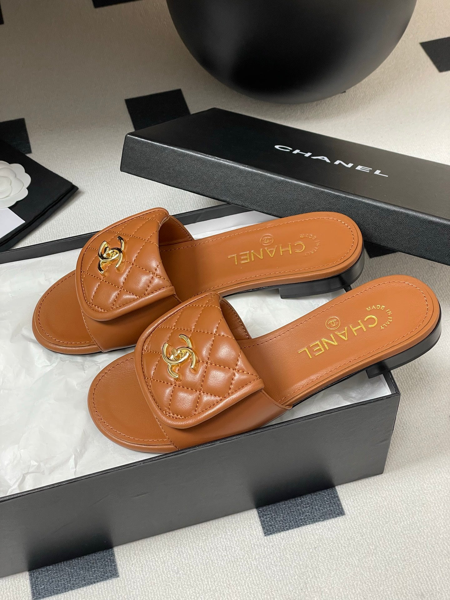 CHANEL 25F Slide Quilted
