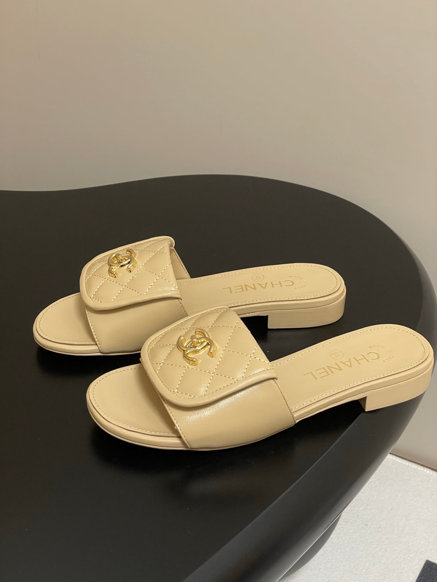 CHANEL 25F Slide Quilted