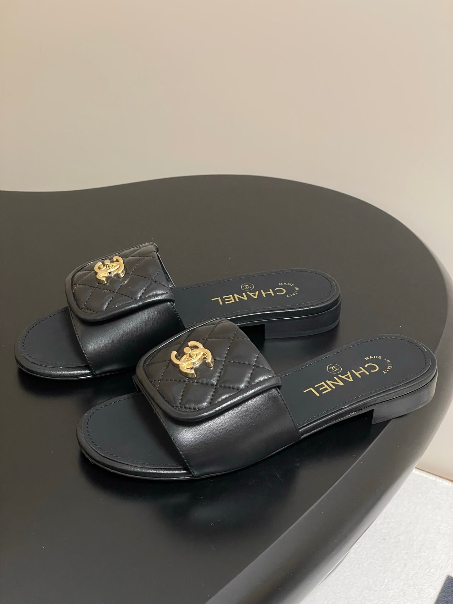 CHANEL 25F Slide Quilted