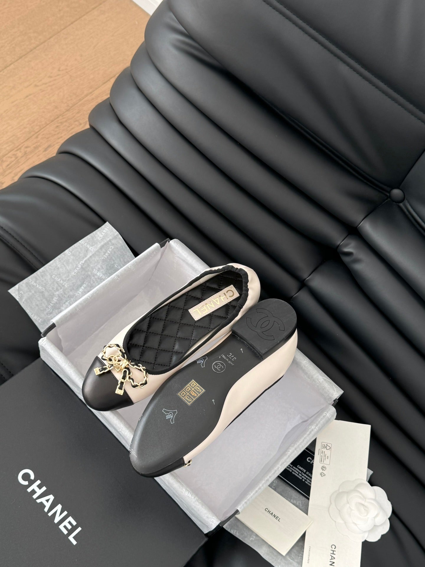CHANEL Ballet Flats In White Lambskin 143532