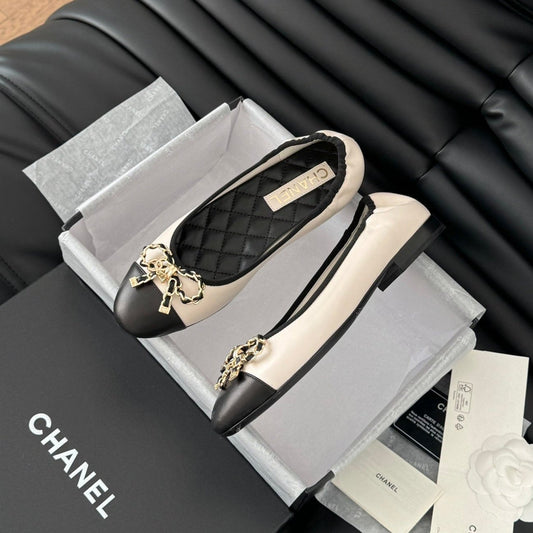 CHANEL Ballet Flats In White Lambskin 143532