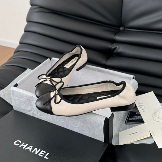 CHANEL Ballet Flats In White Lambskin 143540