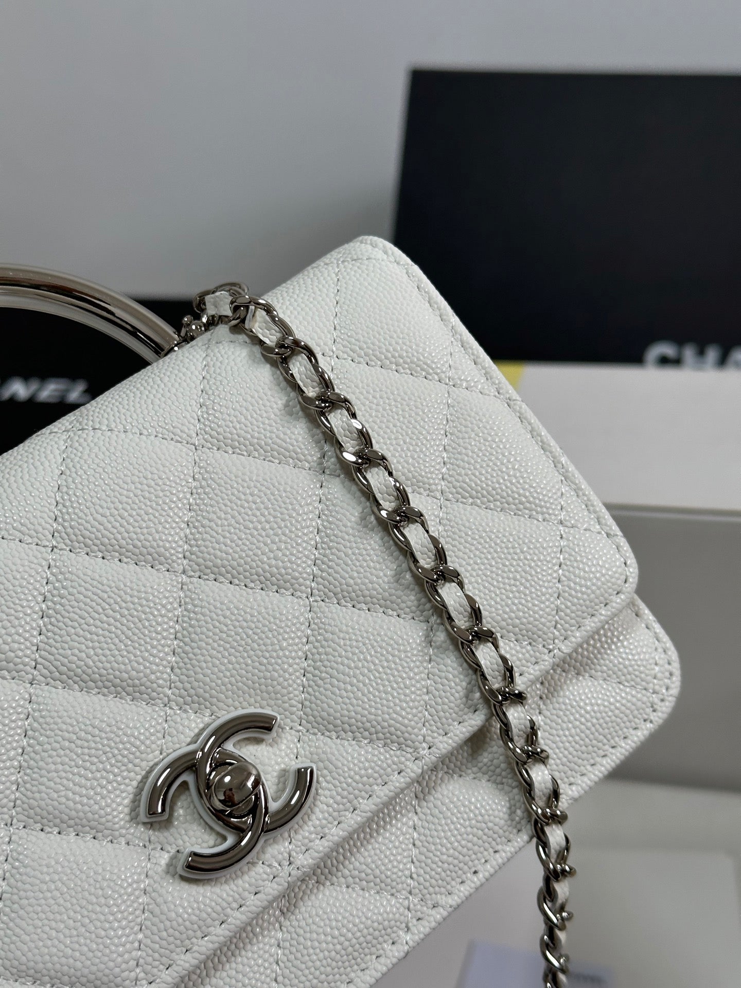 CHANEL 25P Wallet Woc Handle 19cm White Leather Silver Hardware 243451