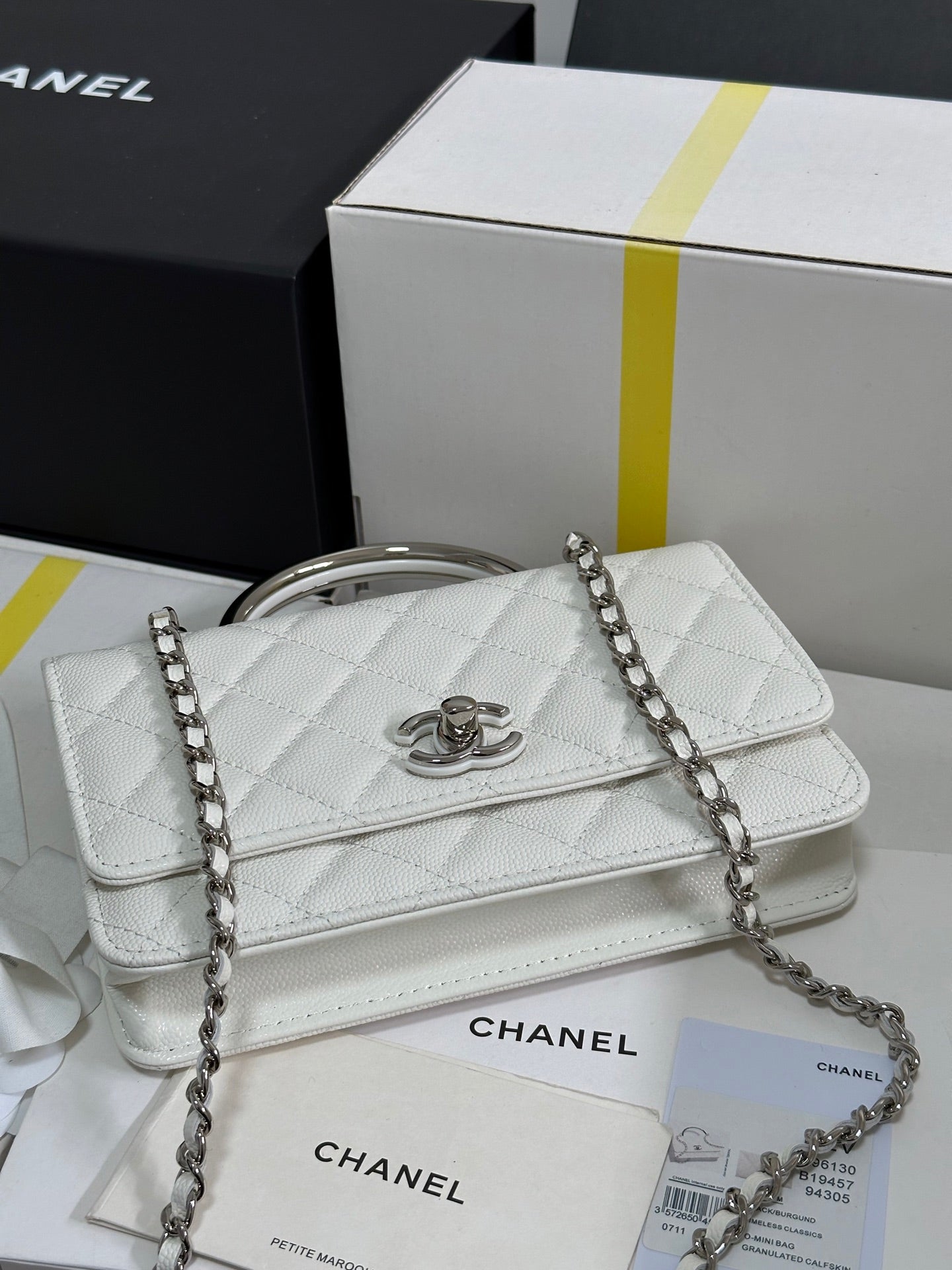CHANEL 25P Wallet Woc Handle 19cm White Leather Silver Hardware 243451