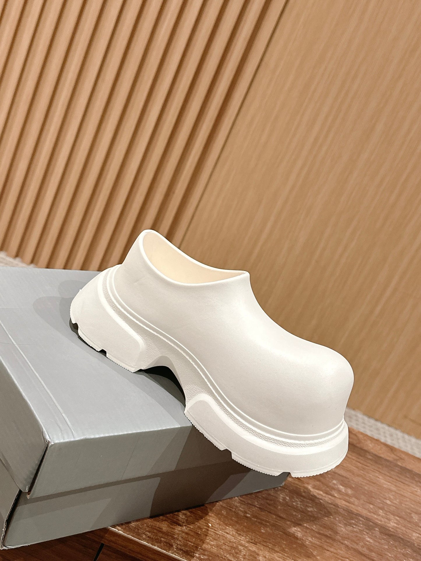 Balanciaga GRAFFITI THICK-SOLED CHEF SHOES IN WHITE RUBBER
