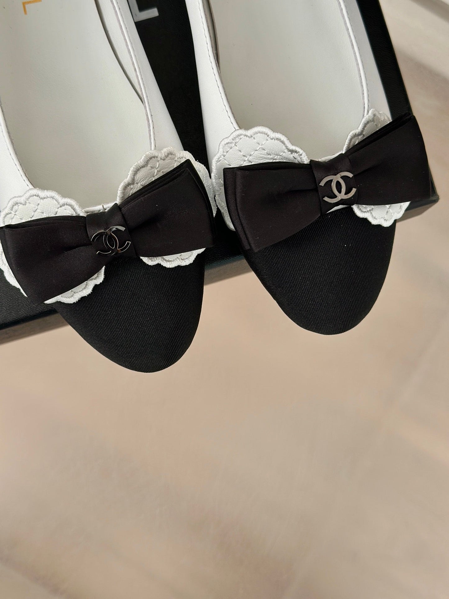 CHANEL Ballet Flats White With Bow Lambskin
