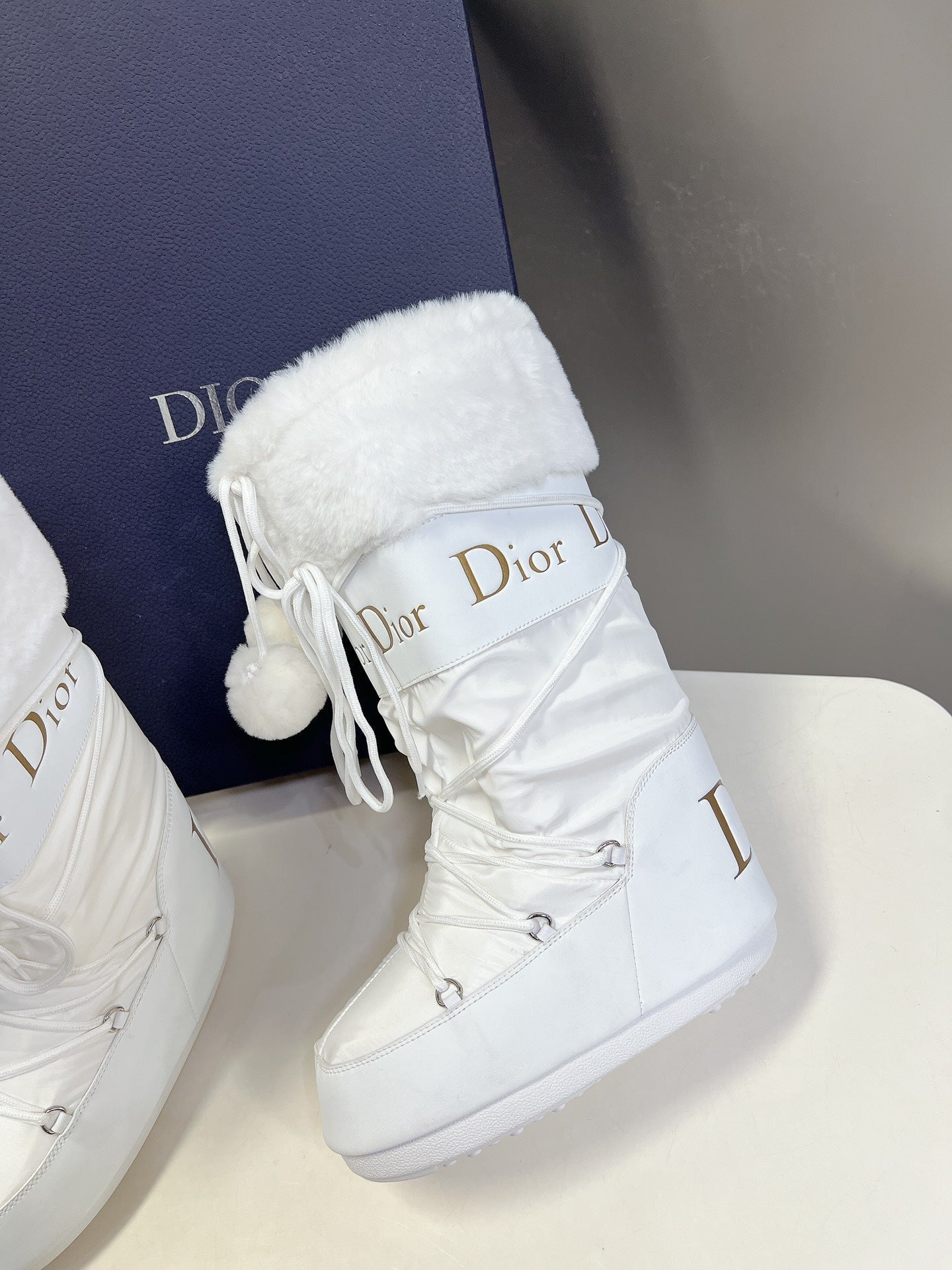 DIOR Short Boots 60mm In White Cowhide With Feather 989719