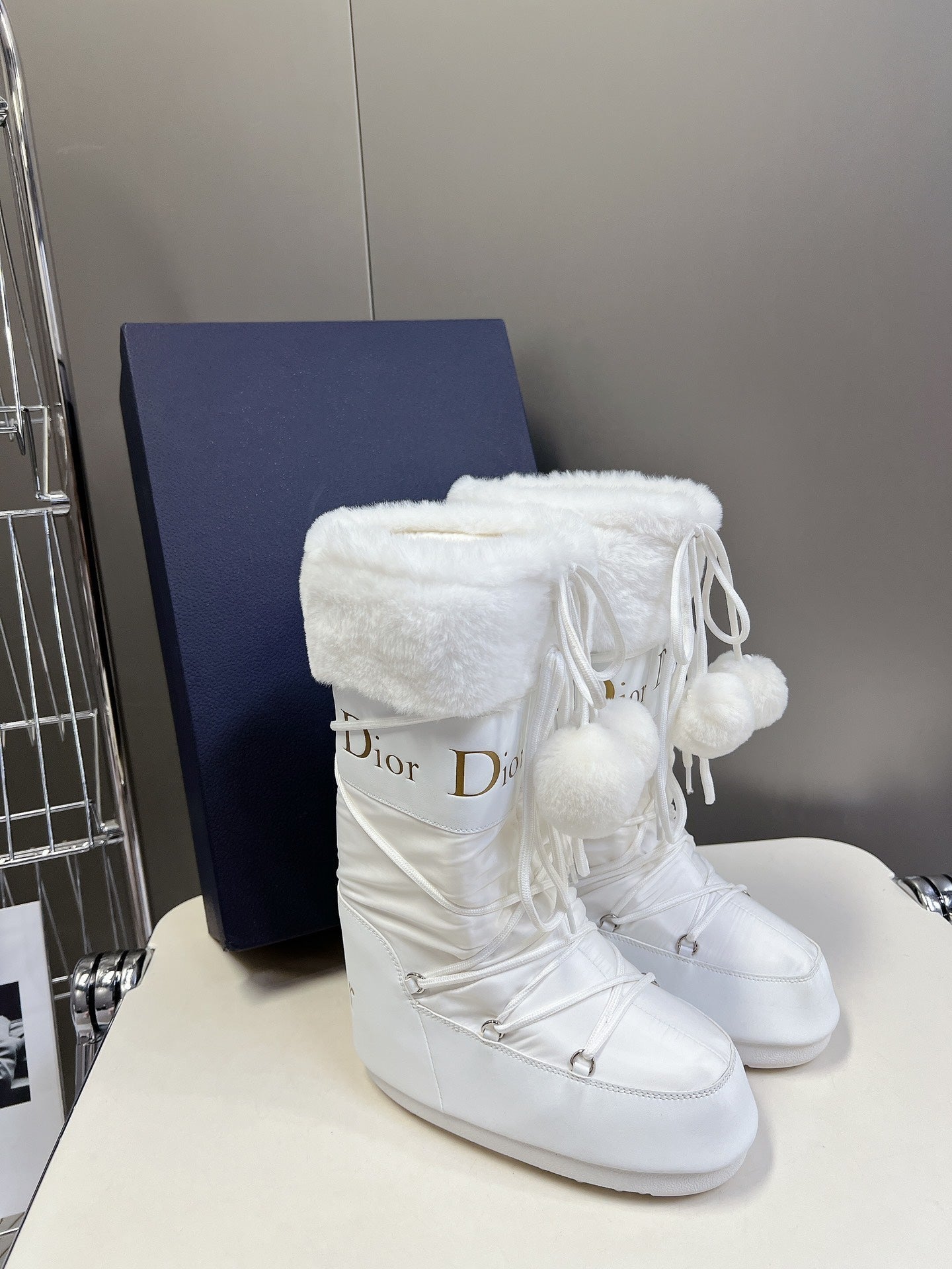 DIOR Short Boots 60mm In White Cowhide With Feather 989719