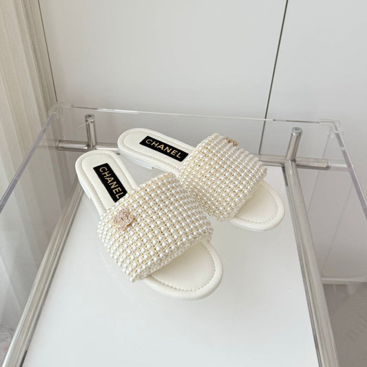 CHANEL 25 Slippers White Leather 238743