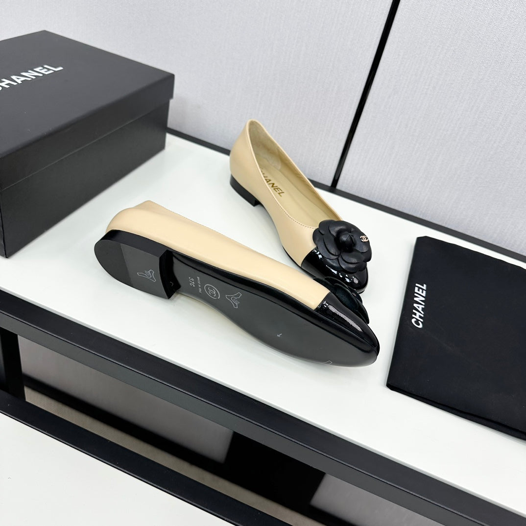 CHANEL ballet flat flower beige calfskin black patent calfskin