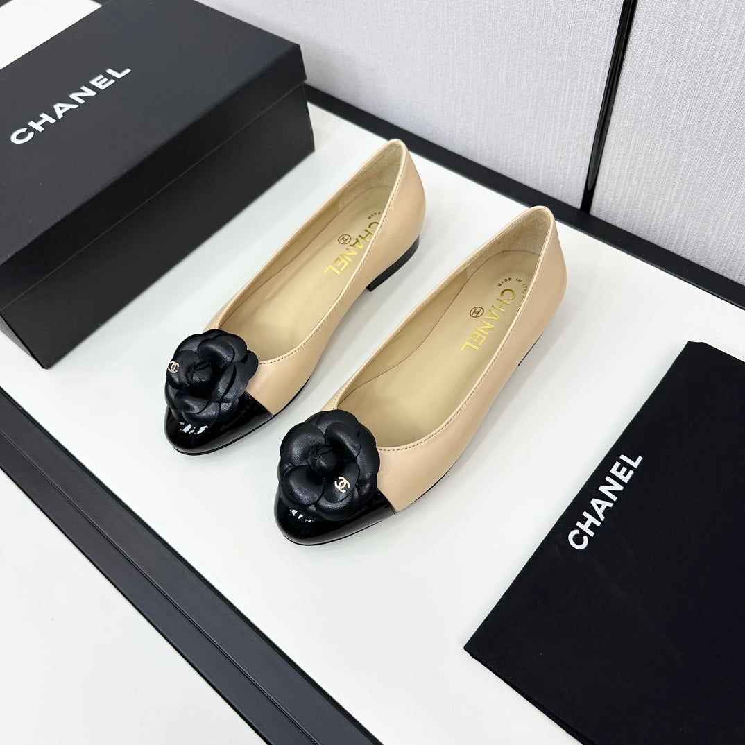 CHANEL ballet flat flower beige calfskin black patent calfskin