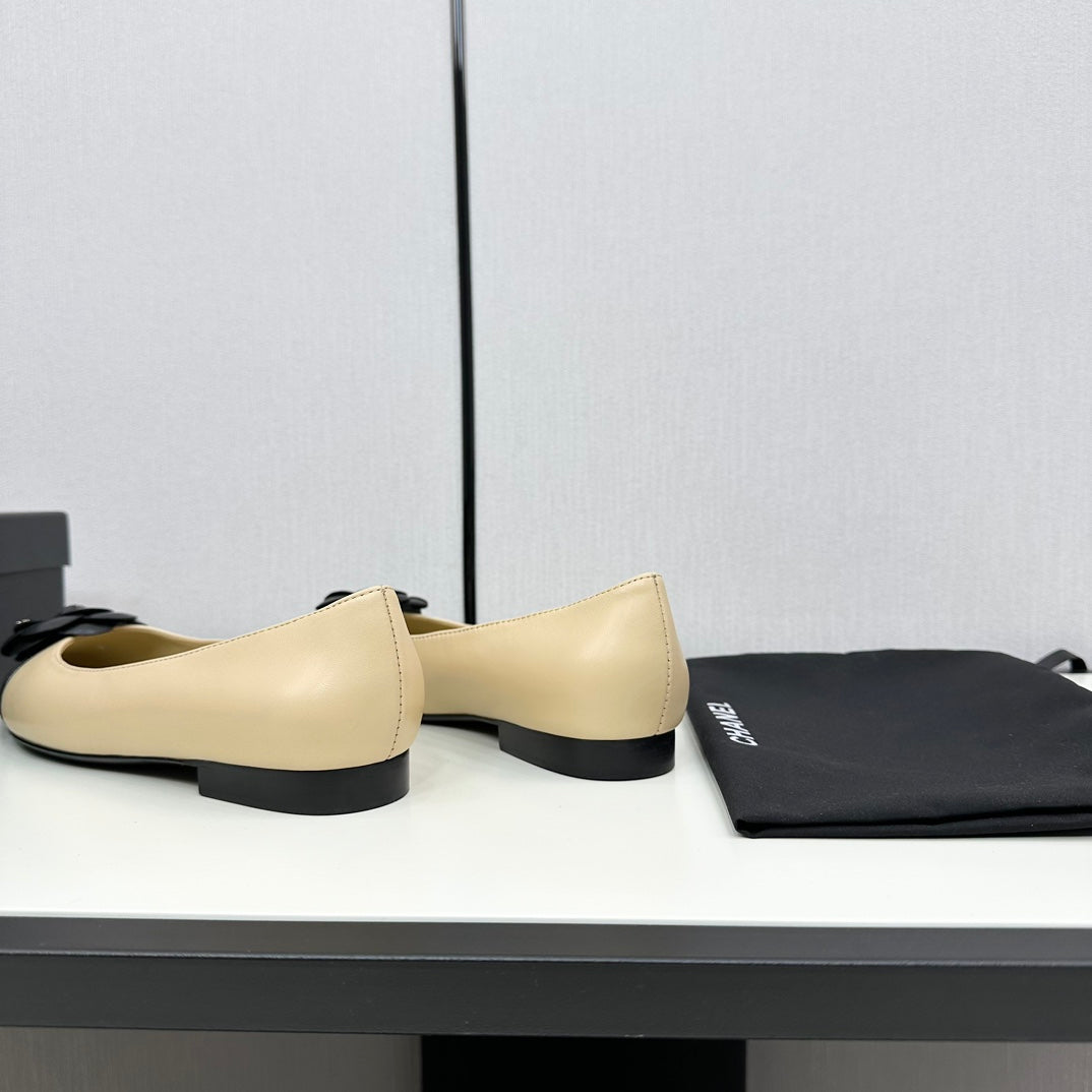 CHANEL ballet flat flower beige calfskin black patent calfskin