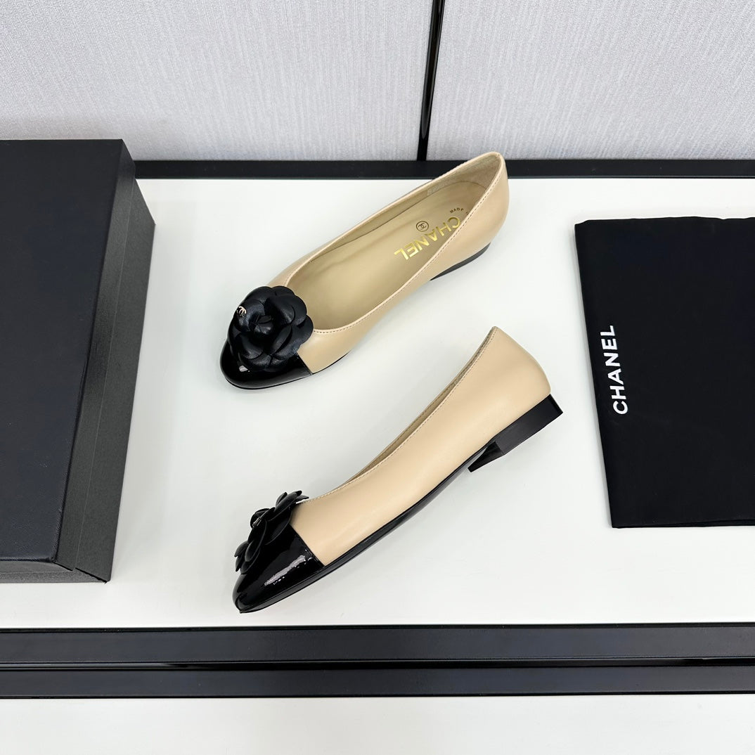 CHANEL ballet flat flower beige calfskin black patent calfskin