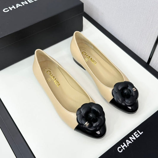 CHANEL ballet flat flower beige calfskin black patent calfskin