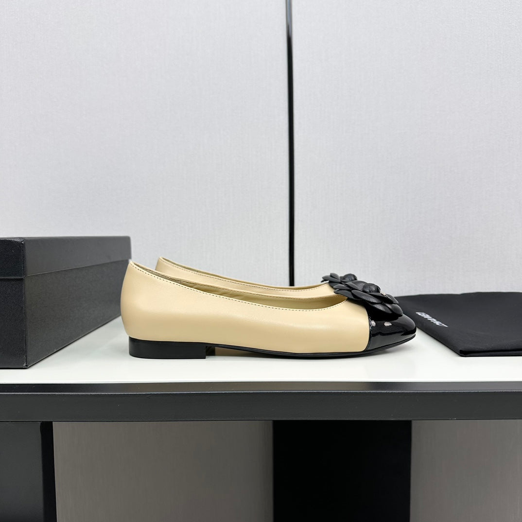 CHANEL ballet flat flower beige calfskin black patent calfskin