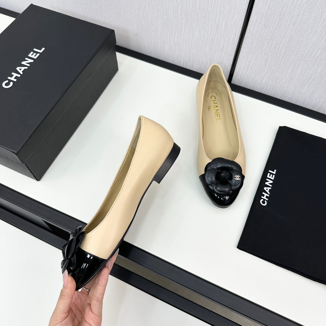 CHANEL ballet flat flower beige calfskin black patent calfskin