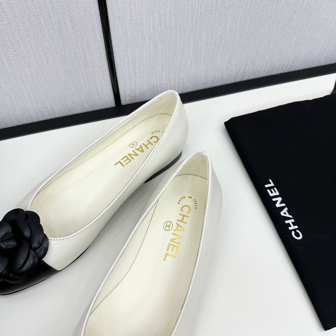 CHANEL ballet flat flower cream calfskin black patent calfskin