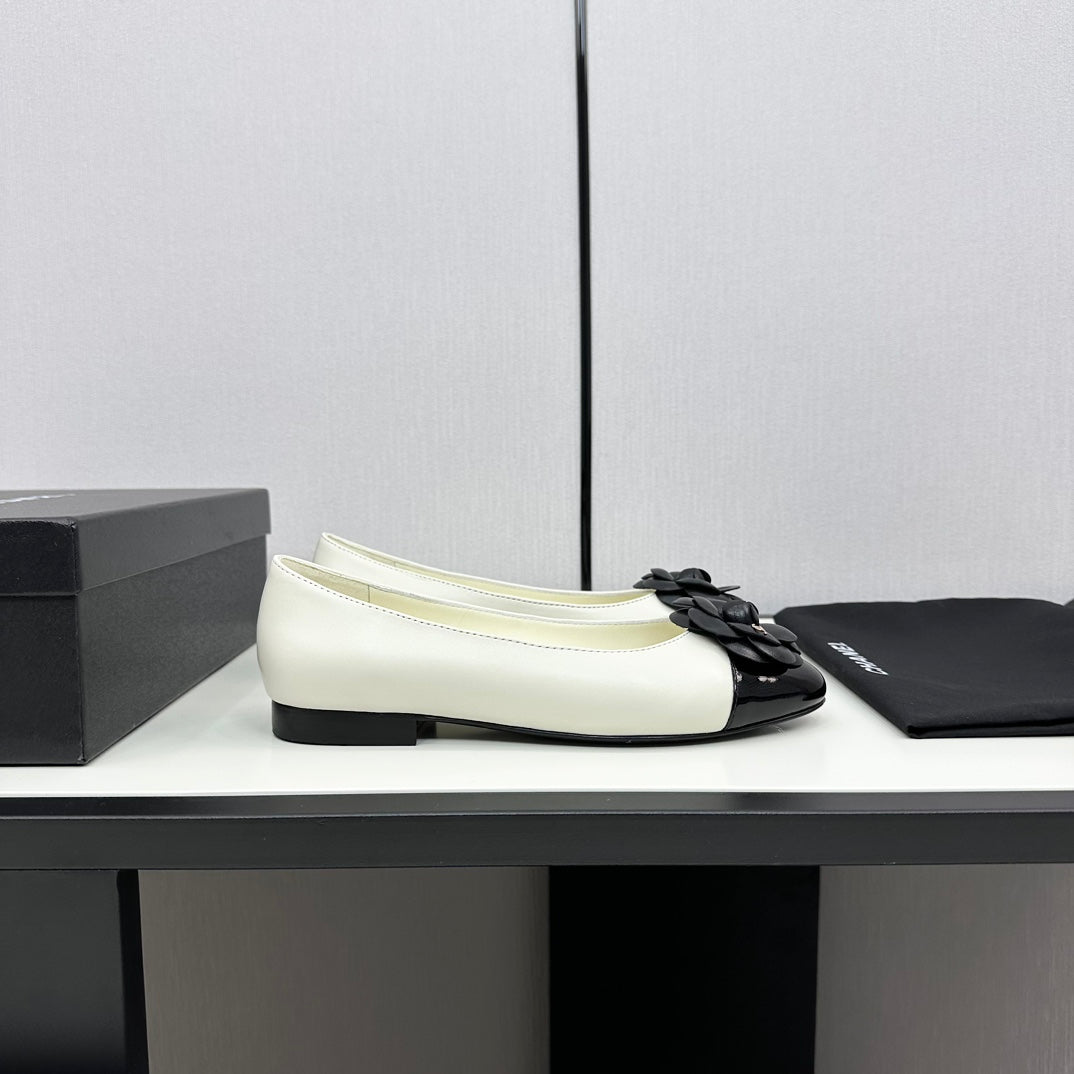 CHANEL ballet flat flower cream calfskin black patent calfskin