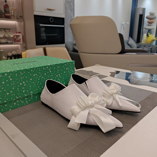 Balanciaga POINTED-TOE FLATS WITH BOW IN WHITE SOFT LAMBSKIN