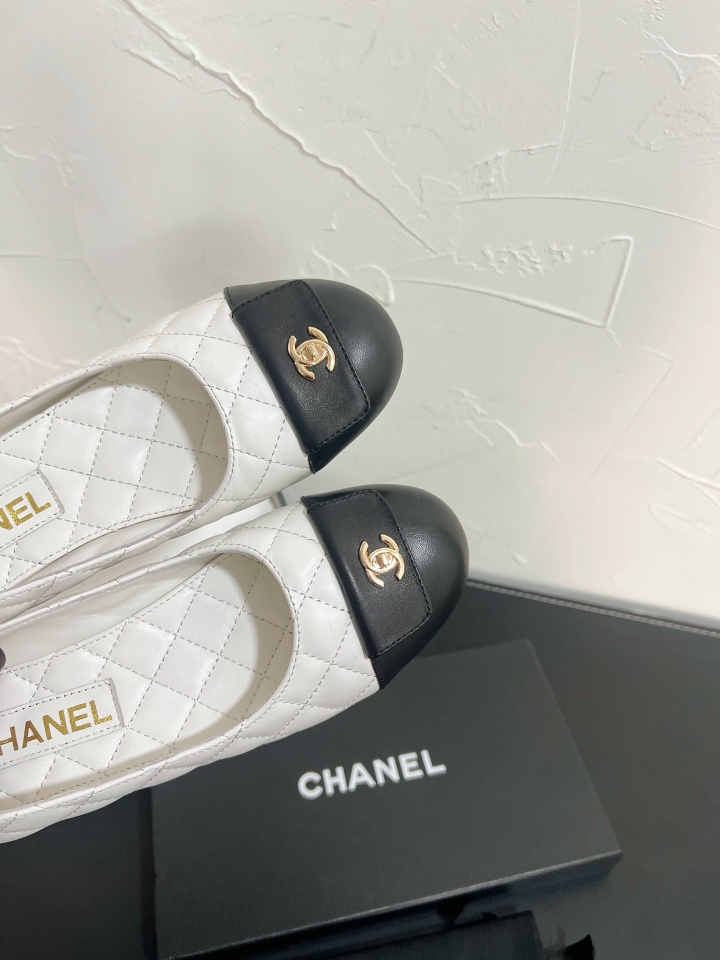 CHANEL Ballet Flats In White Mix Black Quilted Lambskin 949711