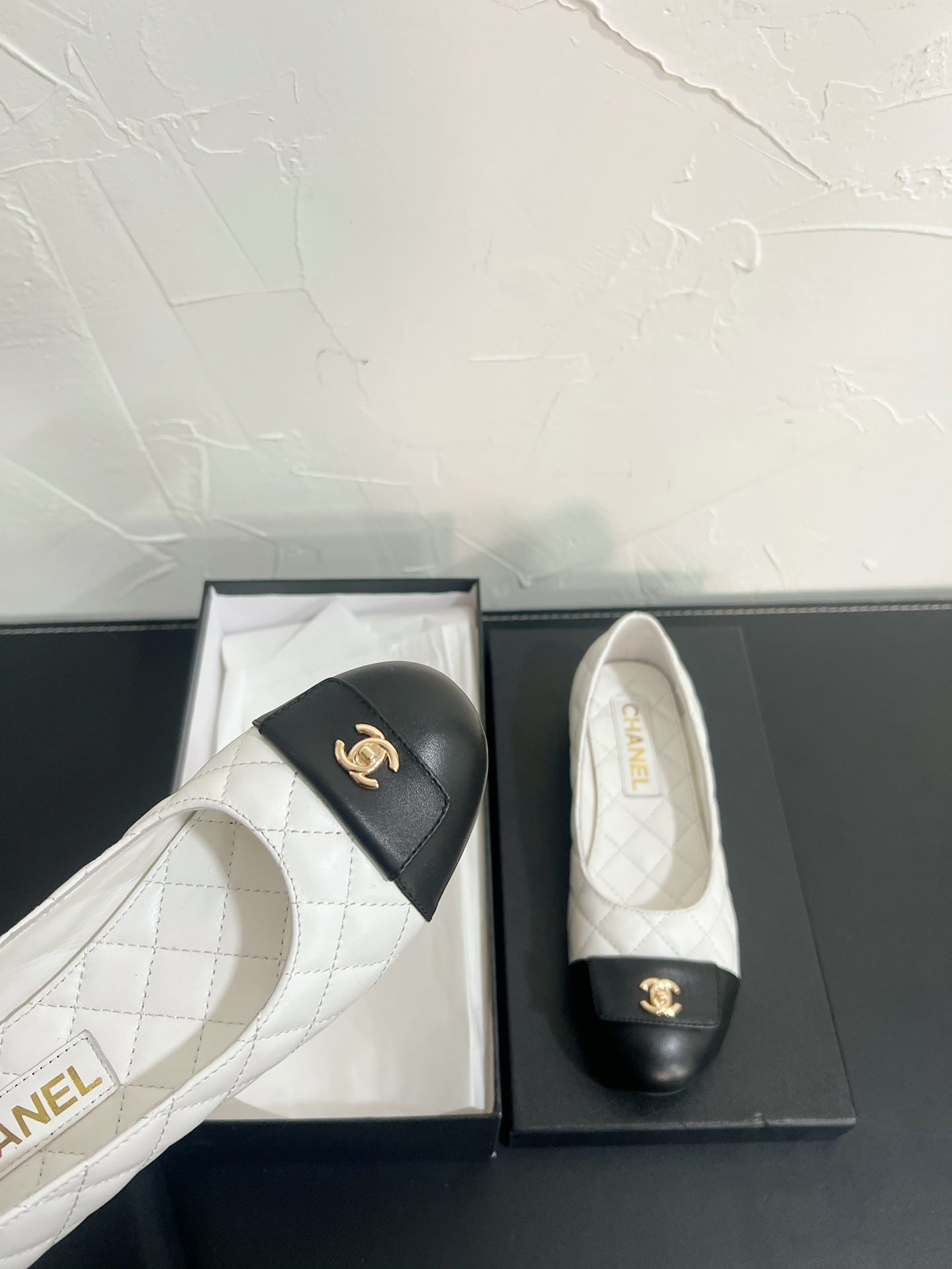 CHANEL Ballet Flats In White Mix Black Quilted Lambskin 949711