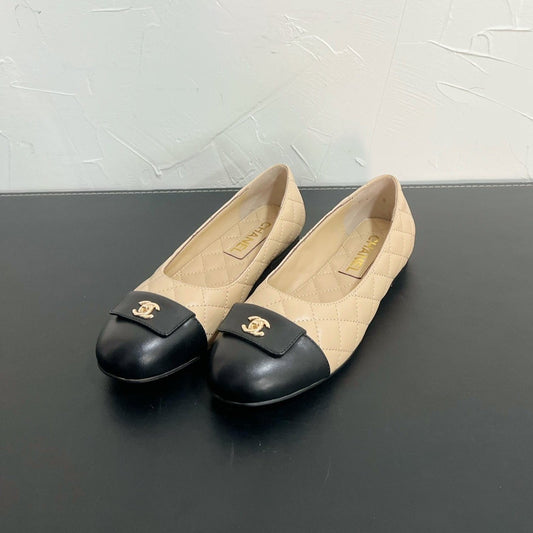 CHANEL Ballet Flats In Beige Mix Black Quilted Lambskin 949713