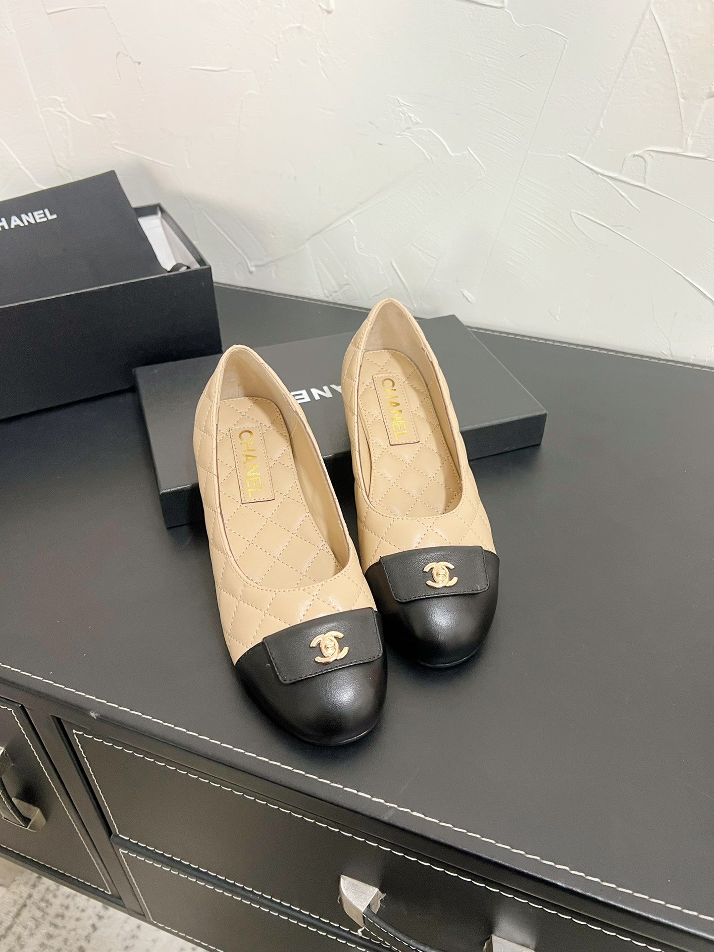 CHANEL Ballet Flats In Beige Mix Black Quilted Lambskin 949713