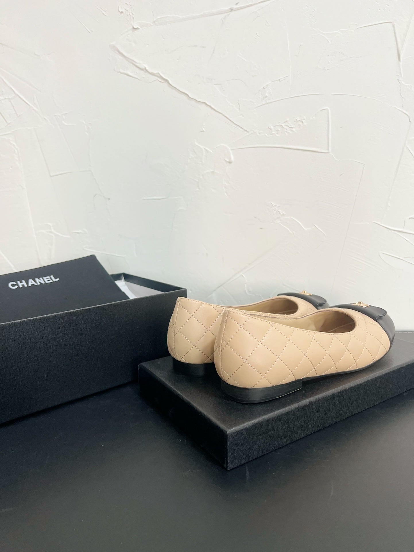 CHANEL Ballet Flats In Beige Mix Black Quilted Lambskin 949713