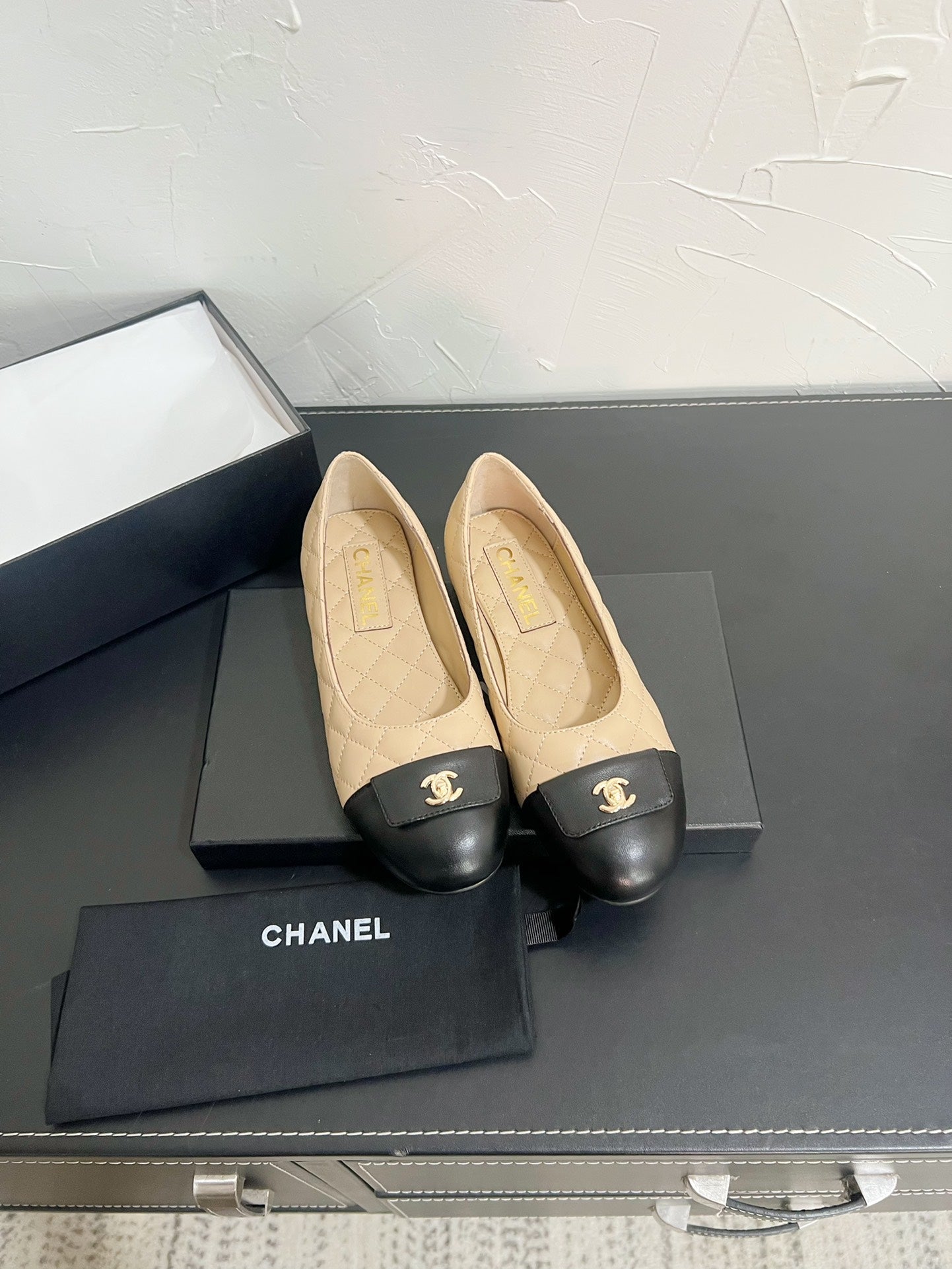 CHANEL Ballet Flats In Beige Mix Black Quilted Lambskin 949713