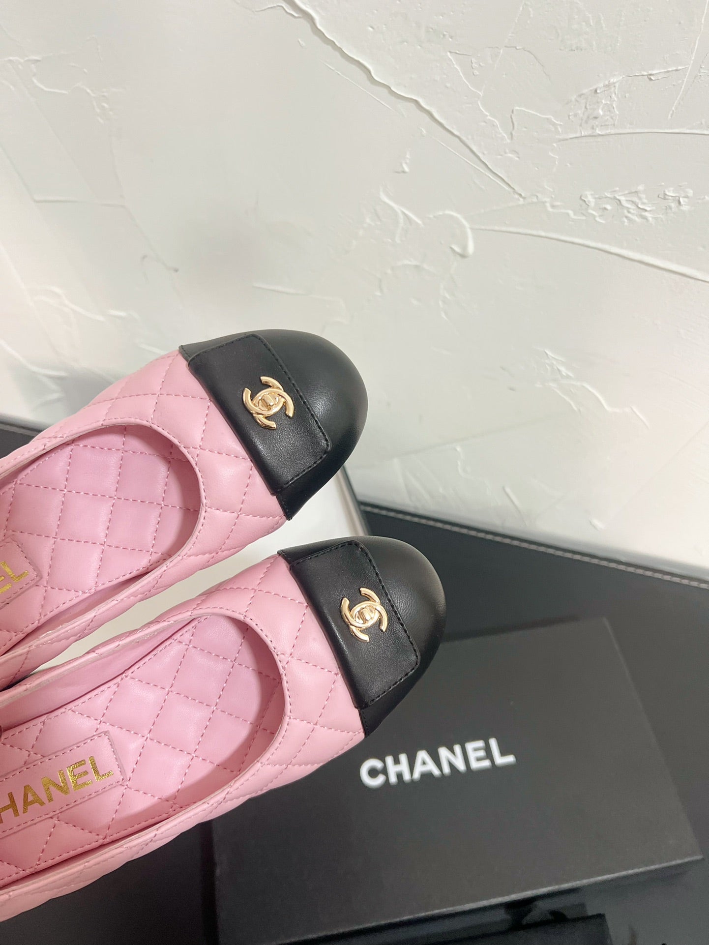 CHANEL Ballet Flats In Pink Mix Black Quilted Lambskin 949714